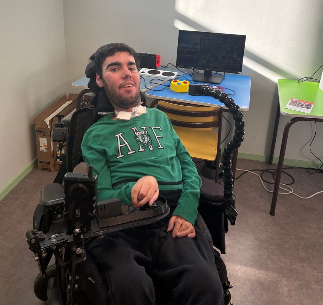 Matthias, fondateur d’Accessiplay, à côté de son installation de jeu adapté