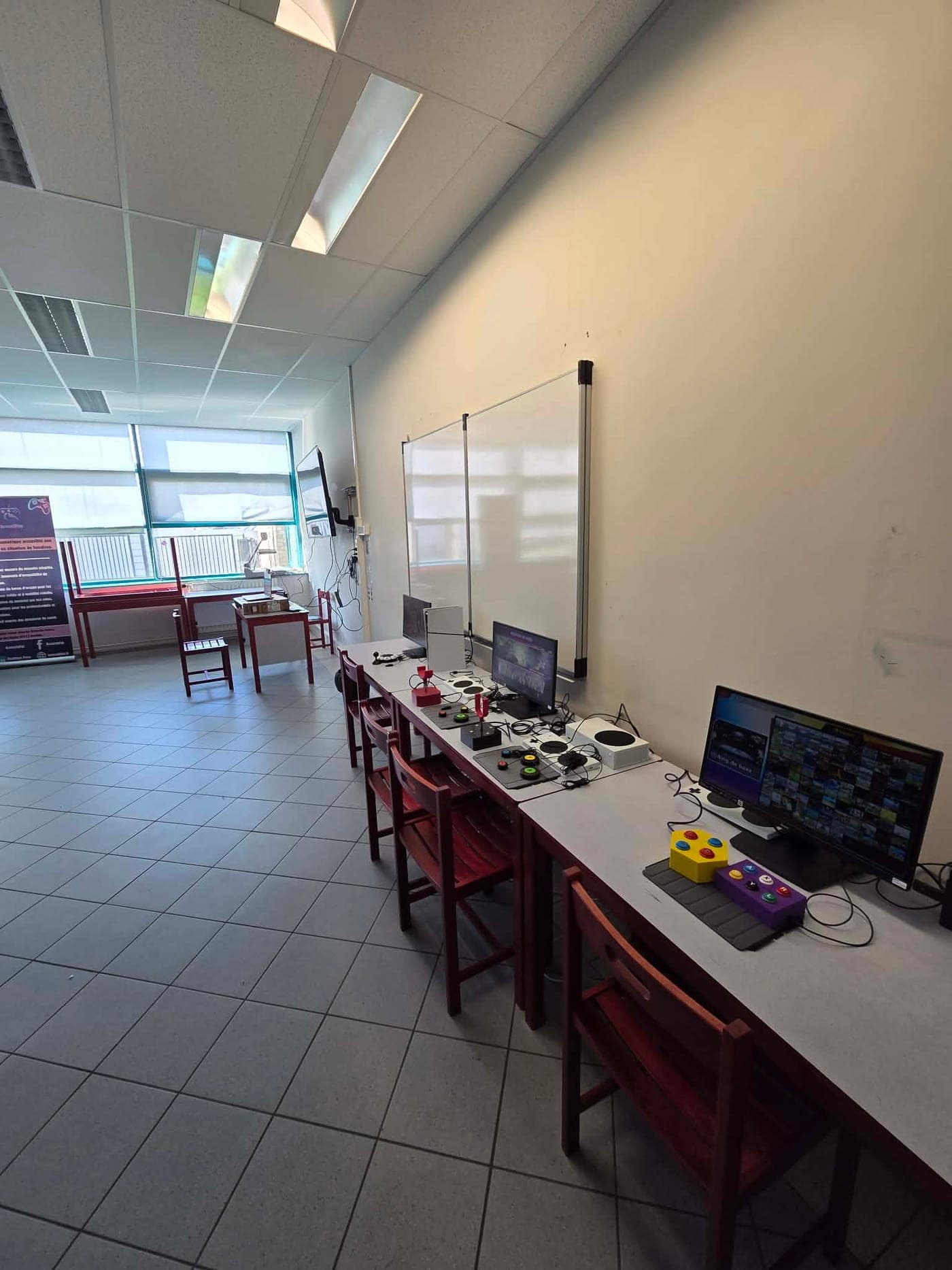 Matériel installé pour une démonstration de jeu vidéo adapté